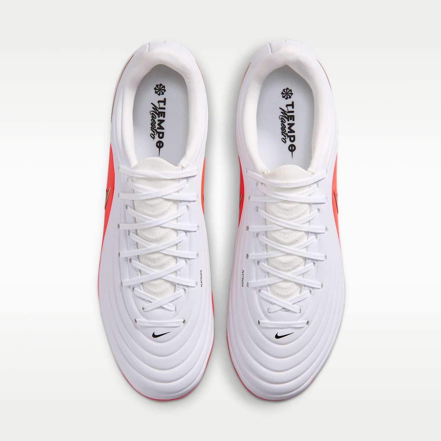 Nike Tiempo Maestro Academy Low Top Fußballschuh für Kunstrasen – Weiß/Bright Crimson/Blur