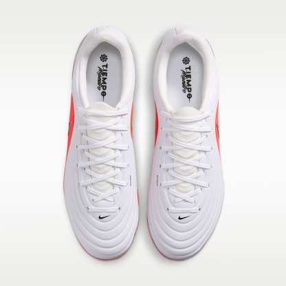 Nike Tiempo Maestro Academy Low Top Fußballschuh für Kunstrasen – Weiß/Bright Crimson/Blur