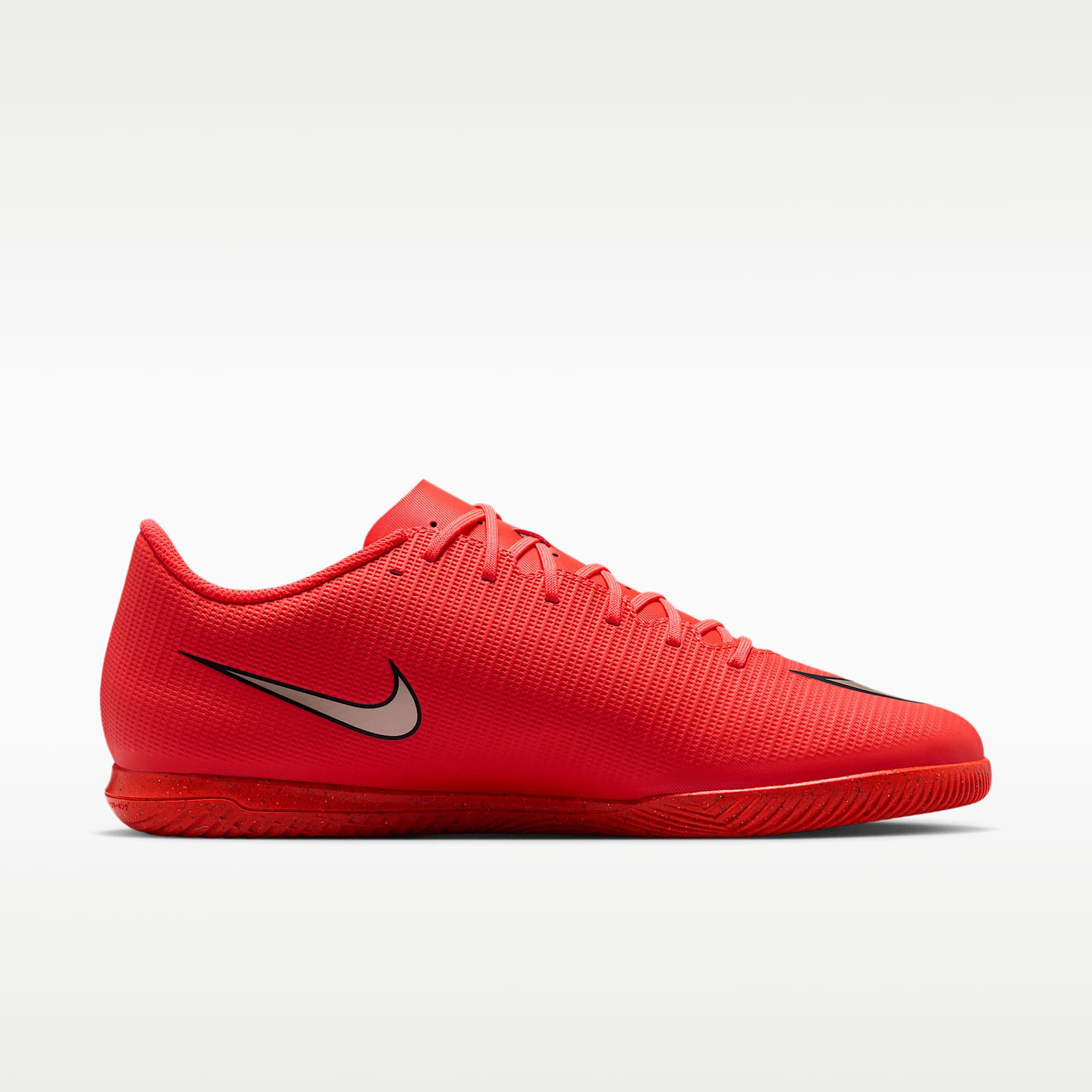 Nike Mercurial Vapor 17 Club Low-Top-Fußballschuh für Hallen- und Hartplätze – Bright Crimson/Blur