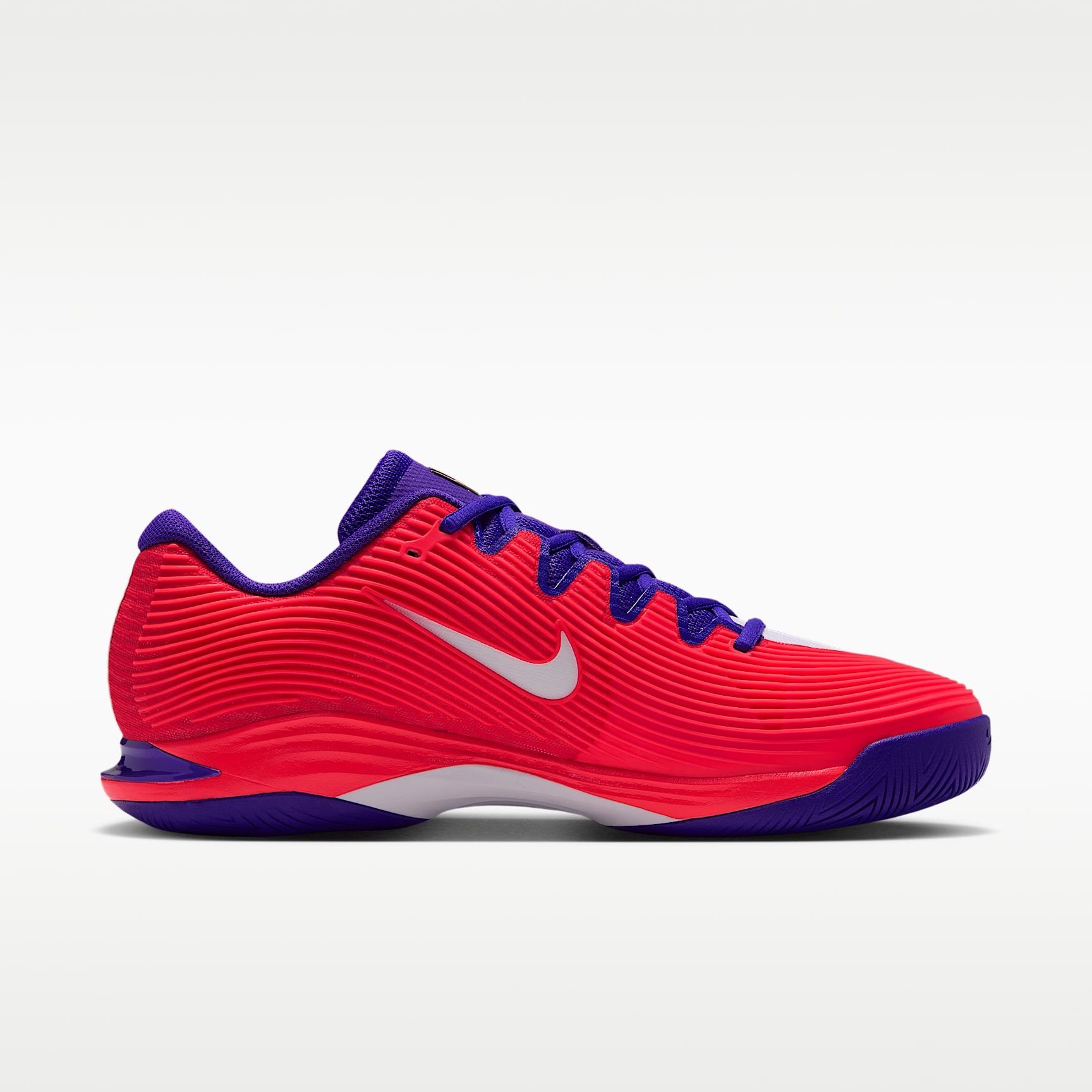 Nike Vapor 12 PRM Tennisschuh für Hartplätze (Herren) – Weiß/Dark Concord/Bright Crimson/Burgundy Ash