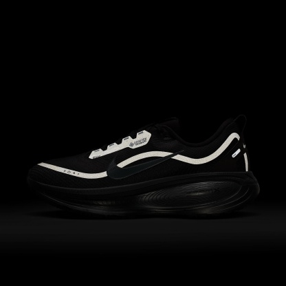 Nike Vomero 18 GORE-TEX wasserdichter Straßenlaufschuh mit reflektierenden Akzenten (Herren) – Schwarz/Anthracite