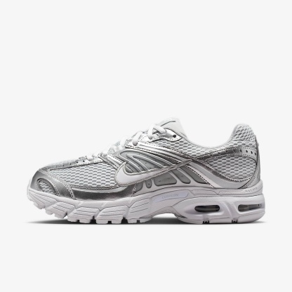 Nike Air Max Moto 2K Schuh mit reflektierenden Akzenten (Damen) – Grey Fog/Metallic Silver/Weiß