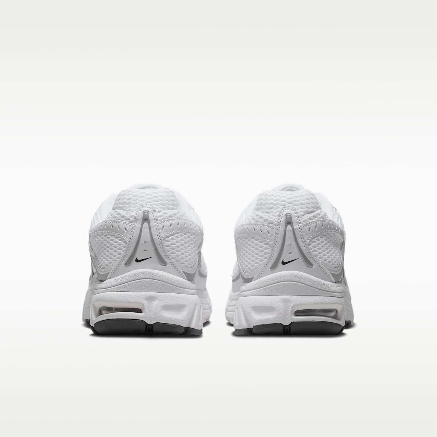 Nike Air Max Moto 2K Schuh (Herren) – Weiß/Metallic Silver/Photon Dust/Schwarz