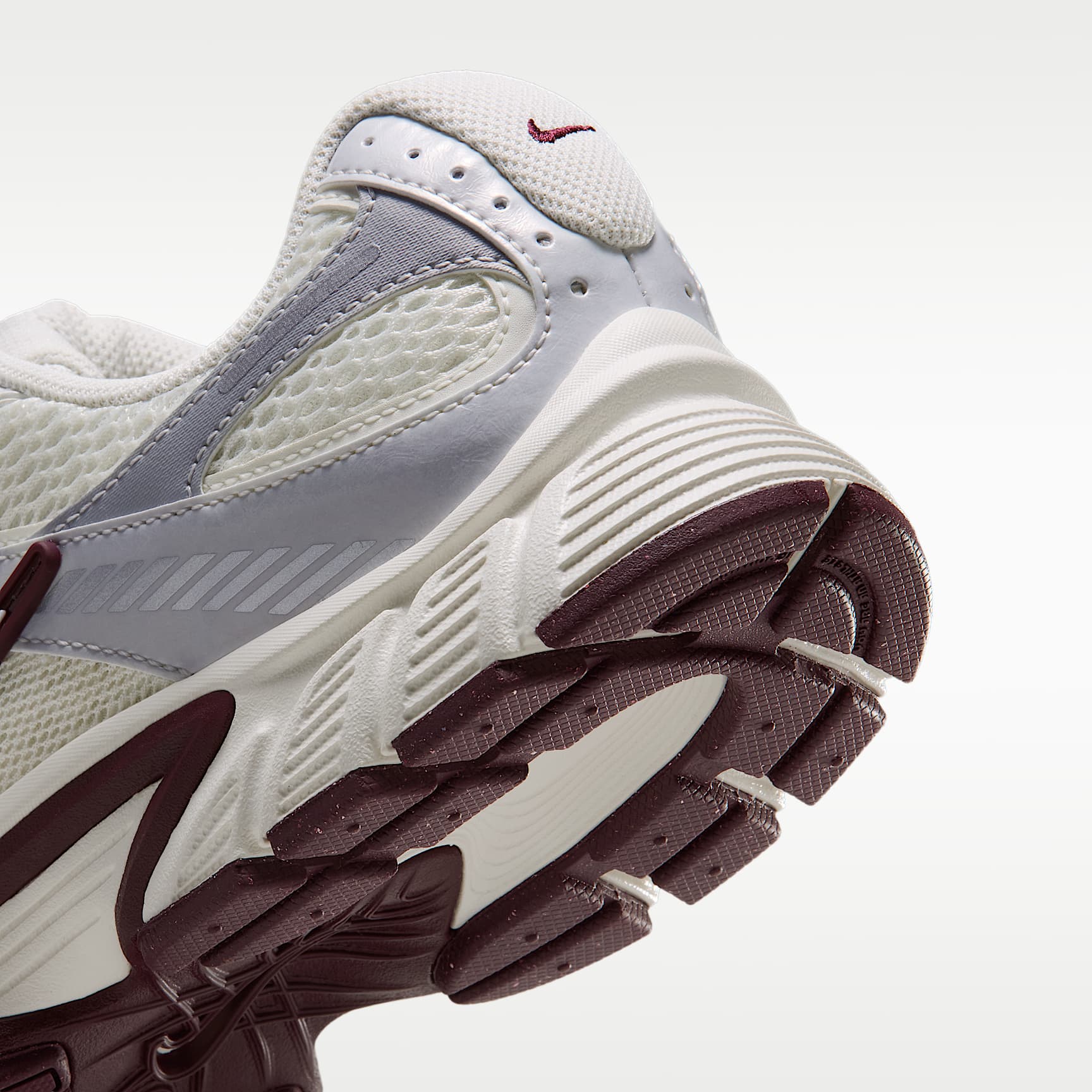 Nike V5 RNR Schuh mit reflektierenden Akzenten (Damen) – Sail/Night Maroon/Metallic Summit White/Sail
