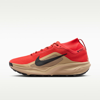 ACG Pegasus Trail GORE-TEX wasserdichter Traillaufschuh (Herren) – Light Crimson/Linen/Schwarz
