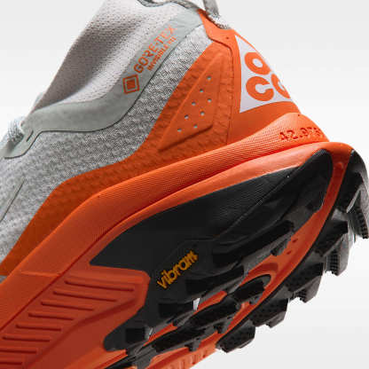 ACG Zegama Trail GORE-TEX wasserdichter Traillaufschuh (Herren) – Light Silver/Safety Orange/Schwarz/Summit White
