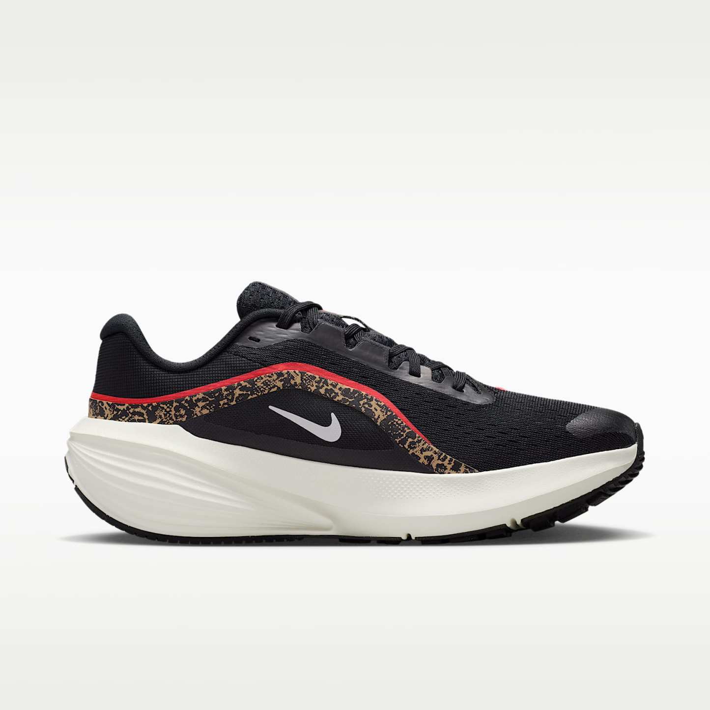 Nike Downshifter 14 Straßenlaufschuh (Damen) – Schwarz/British Khaki/Fusion Red/Sail