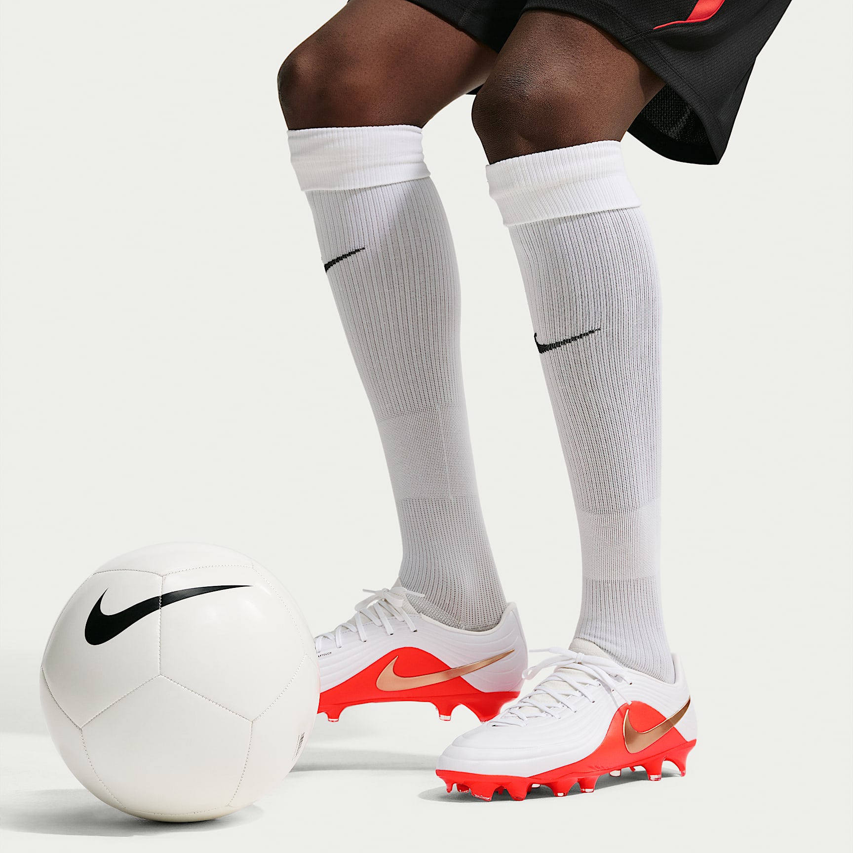 Nike Tiempo Maestro Academy Low Top Fußballschuh für verschiedene Böden – Weiß/Bright Crimson/Blur