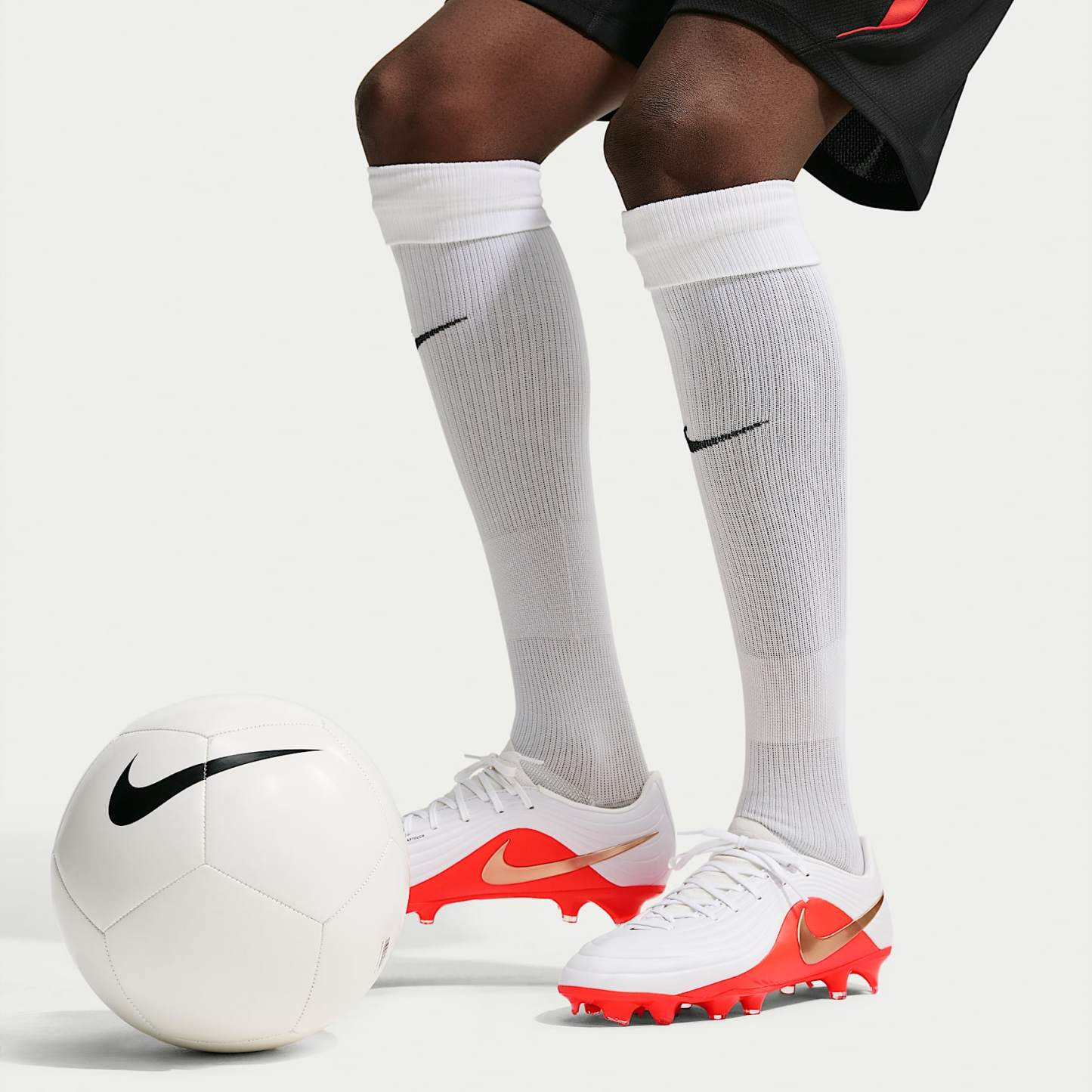 Nike Tiempo Maestro Academy Low Top Fußballschuh für verschiedene Böden – Weiß/Bright Crimson/Blur