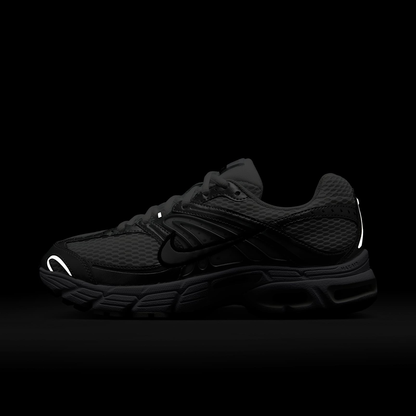 Nike Air Max Moto 2K Schuh mit reflektierenden Akzenten (Damen) – Weiß/Metallic Silver/Schwarz/Photon Dust