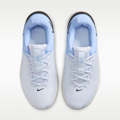 Nike MC Trainer 4 Trainingsschuh (Damen) – Football Grey/Aluminum/Off White/Schwarz