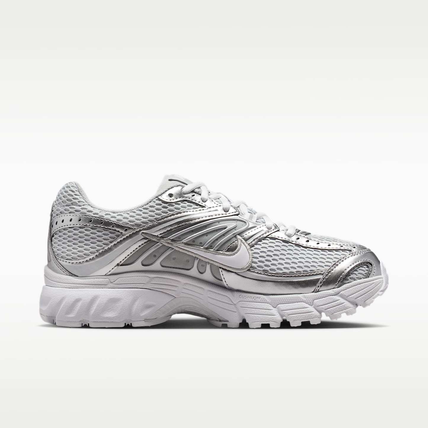 Nike Air Max Moto 2K Schuh mit reflektierenden Akzenten (Damen) – Grey Fog/Metallic Silver/Weiß