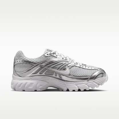 Nike Air Max Moto 2K Schuh mit reflektierenden Akzenten (Damen) – Grey Fog/Metallic Silver/Weiß