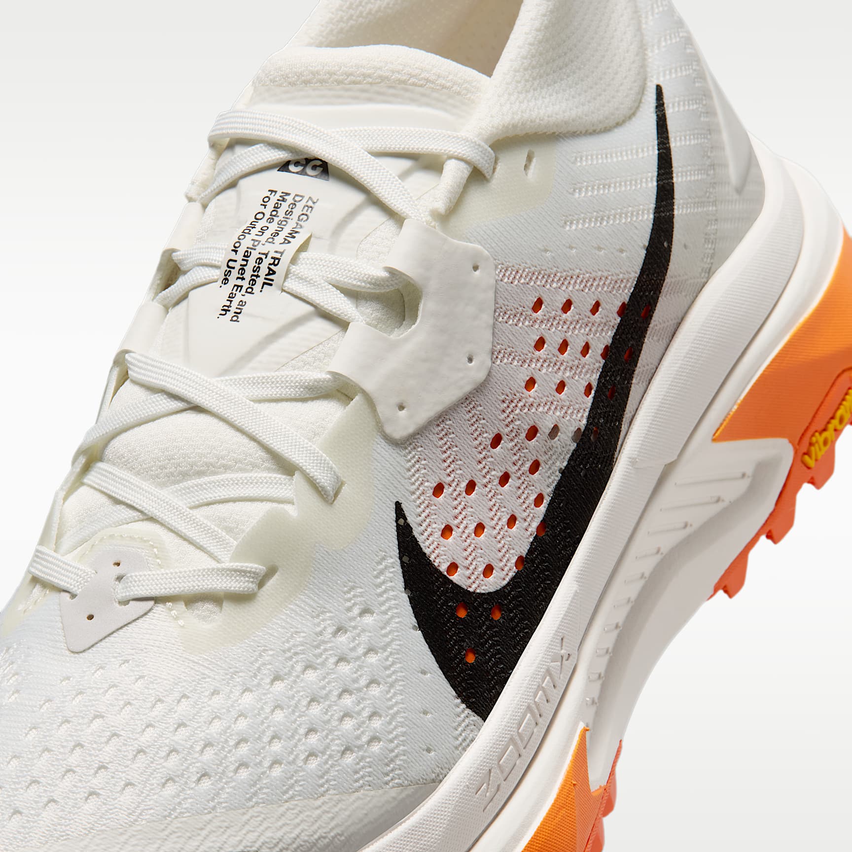 ACG Zegama Trail Traillaufschuh (Damen) – Summit White/Phantom/Safety Orange/Schwarz
