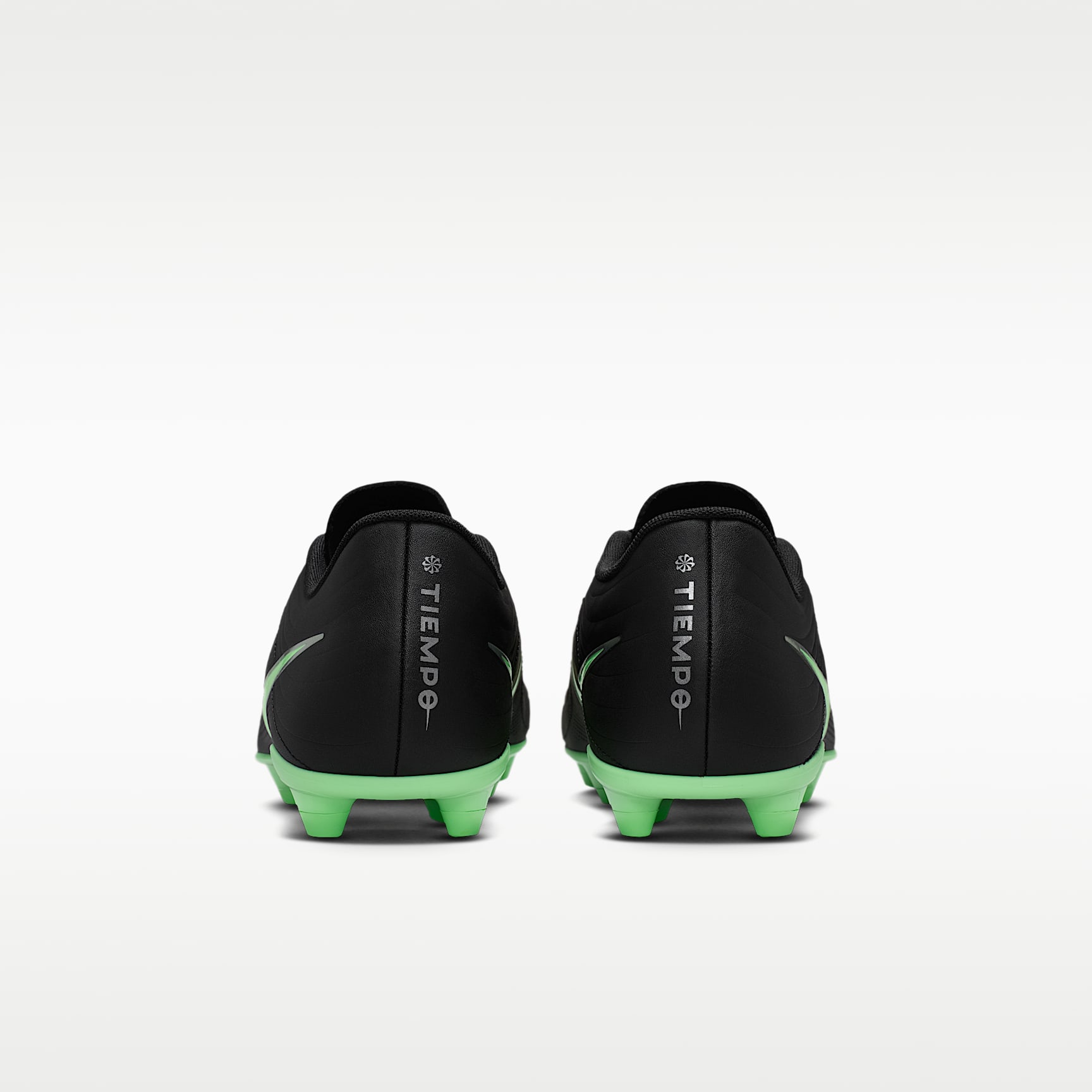 Nike Tiempo Maestro Club Low-Top-Fußballschuh für verschiedene Böden – Schwarz/Schwarz/Illusion Green