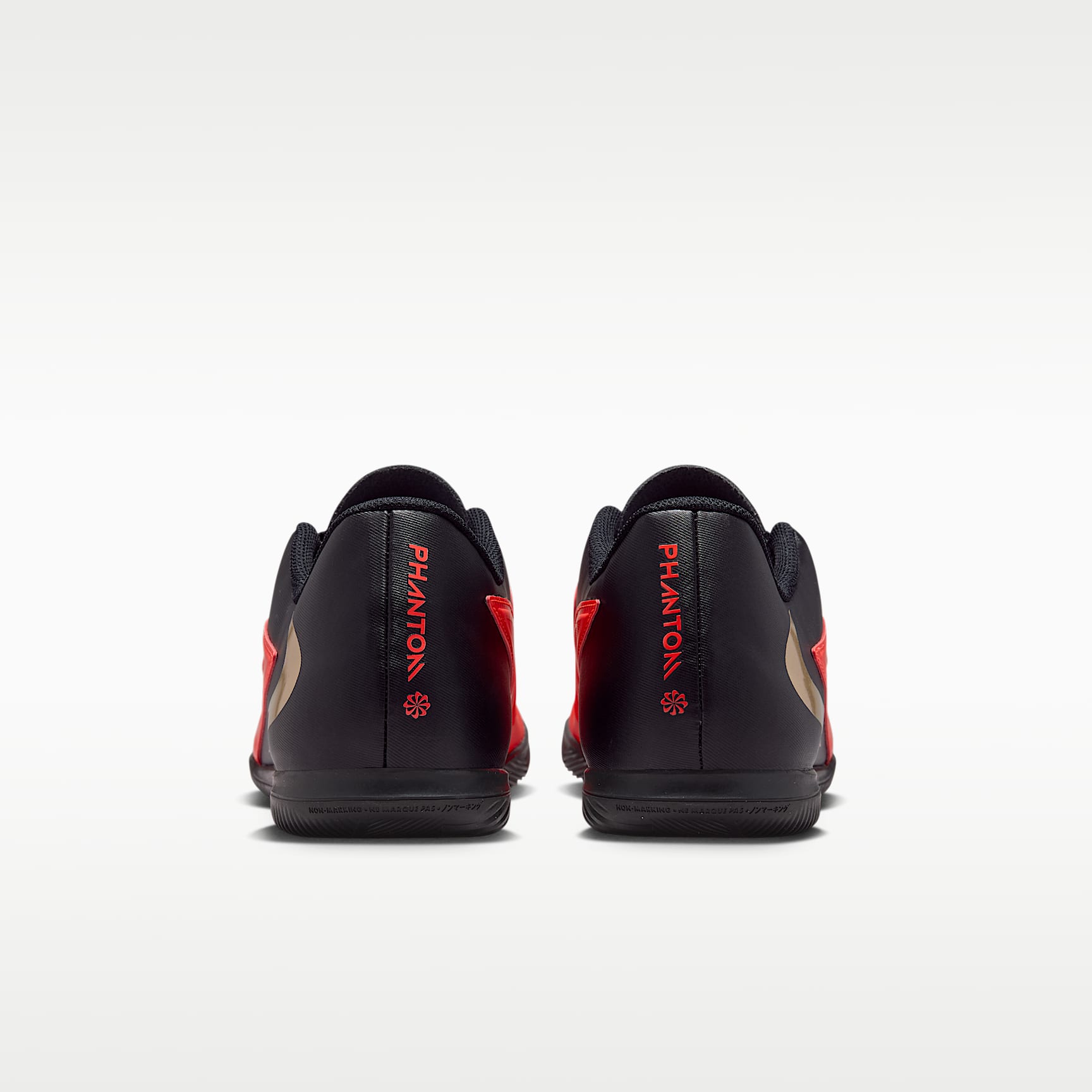 Nike Phantom 6 Low Club Fußballschuh für Hallen- und Hartplätze – Bright Crimson/Schwarz/Blur