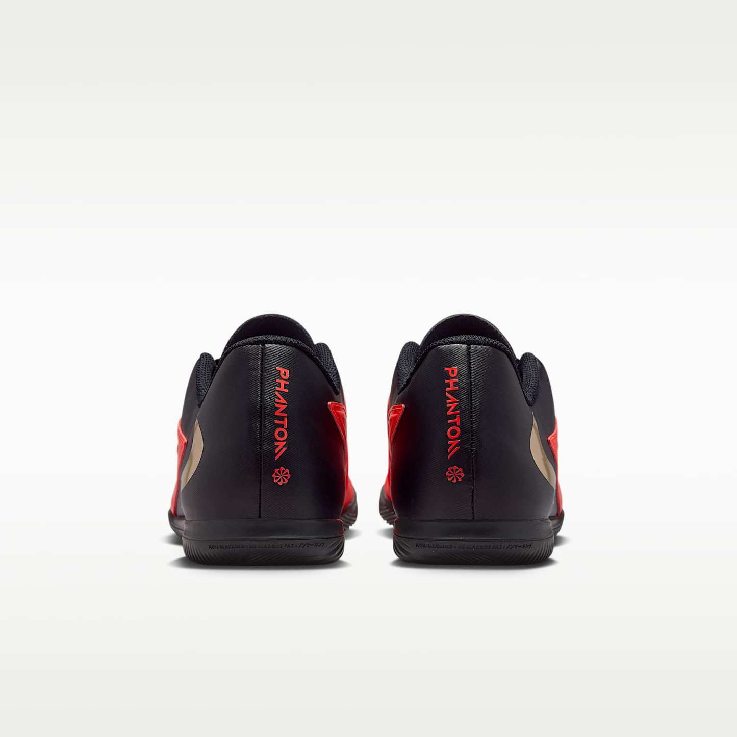 Nike Phantom 6 Low Club Fußballschuh für Hallen- und Hartplätze – Bright Crimson/Schwarz/Blur