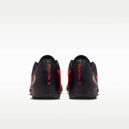 Nike Phantom 6 Low Club Fußballschuh für Hallen- und Hartplätze – Bright Crimson/Schwarz/Blur
