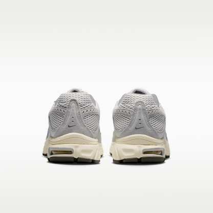 Nike Air Max Moto 2K Schuh (Herren) – Grey Fog/Gunsmoke/Coconut Milk/Summit White