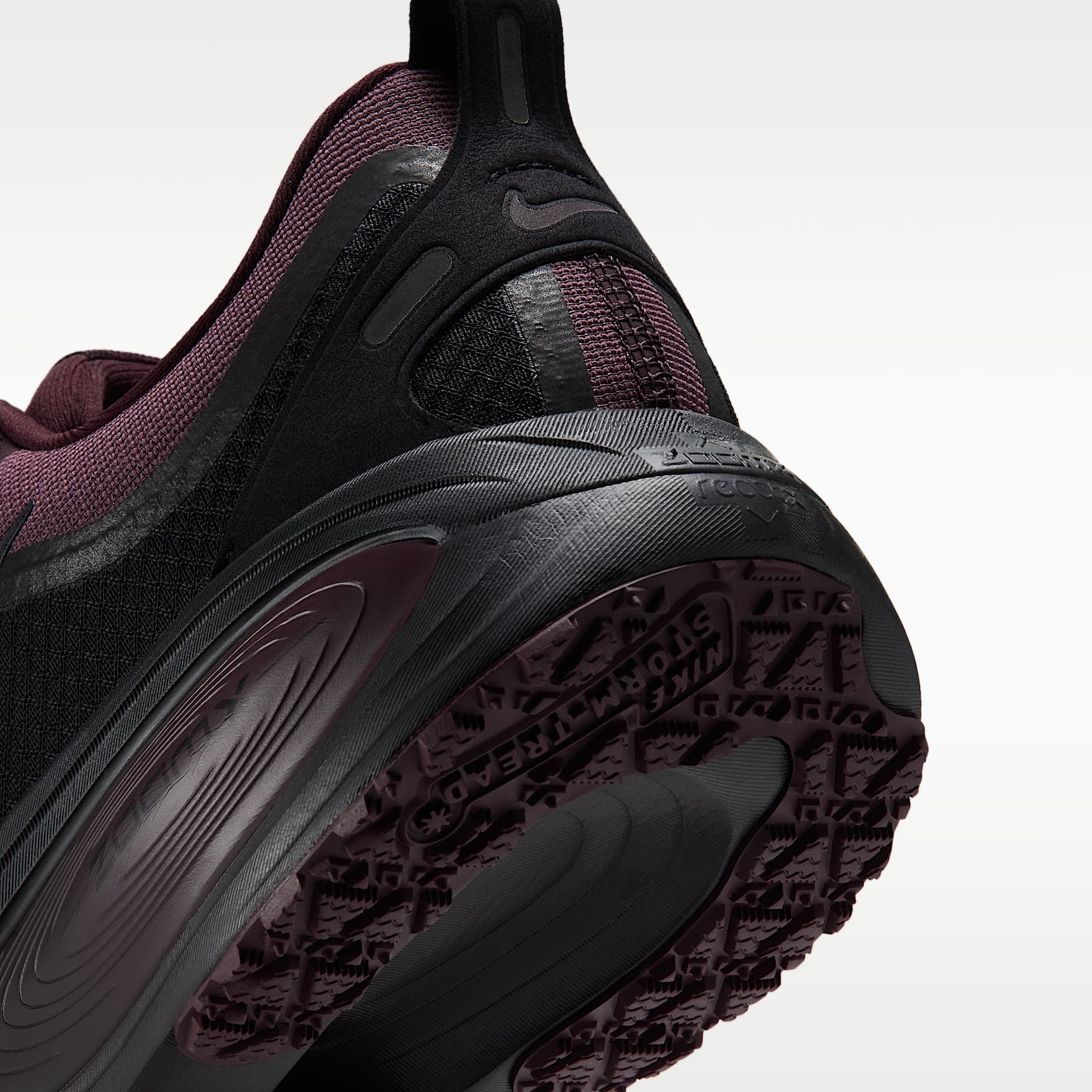 Nike Vomero 18 GORE-TEX wasserdichter Straßenlaufschuh mit reflektierenden Akzenten (Herren) – Burgundy Crush/Burgundy Crush/Schwarz