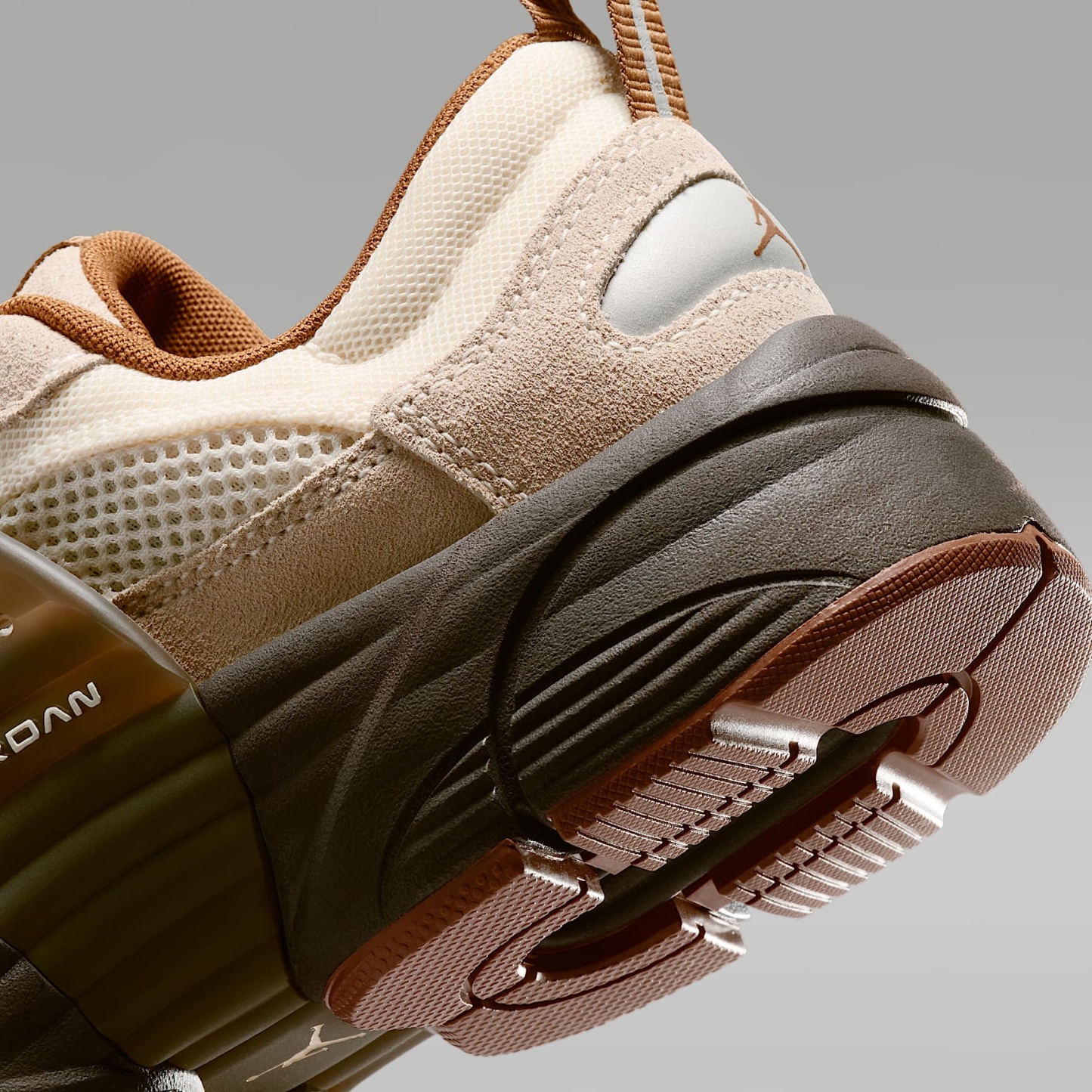 Jordan Trunner O/S Damenschuhe – Soft Pearl/Shadow Brown/Reflective Silver/Light British Tan