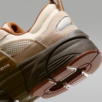 Jordan Trunner O/S Damenschuhe – Soft Pearl/Shadow Brown/Reflective Silver/Light British Tan