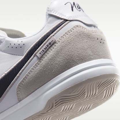 Nike Tiempo Streetgato Low-Top-Fußballschuh für Hallen- und Hartplätze – Weiß/Moon Particle/Gridiron