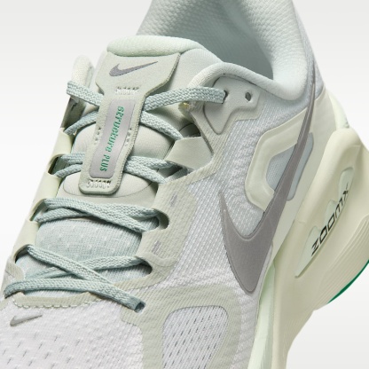 Nike Structure Plus Straßenlaufschuh (Damen) – Light Silver/Coconut Milk/Barely Green/Metallic Silver