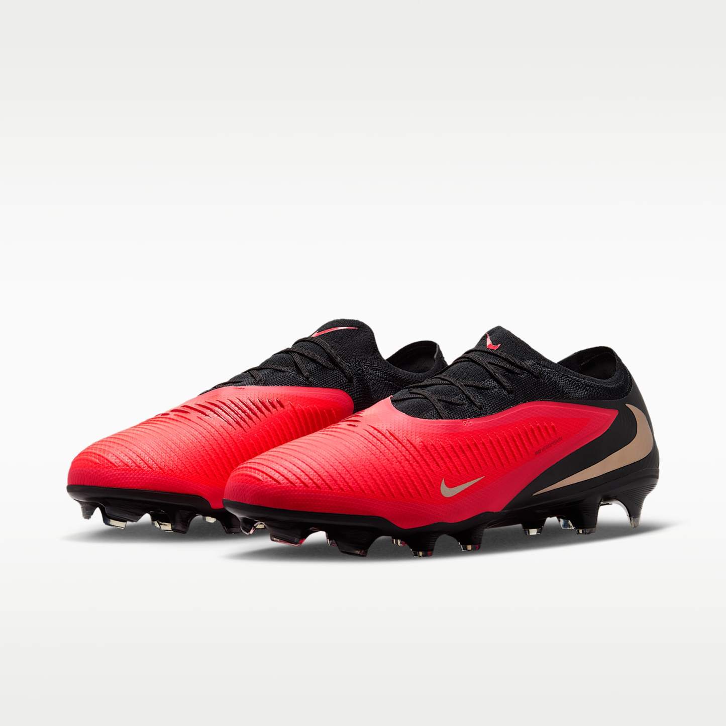 Nike Phantom 6 Low Pro Fußballschuh für normalen Rasen – Bright Crimson/Bright Crimson/Schwarz