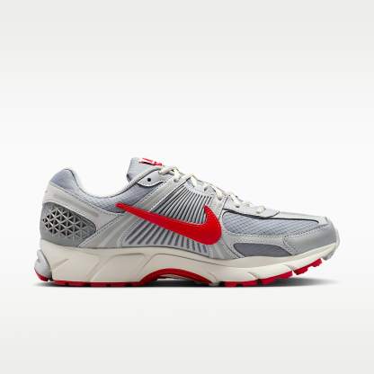 Nike Zoom Vomero 5 SE Herrenschuh – Grey Fog/Particle Grey/Phantom/University Red