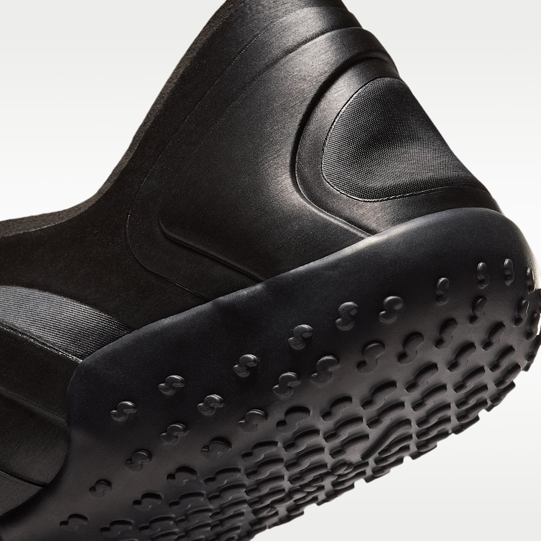 NikeSKIMS Rift Satin Schuh (Damen) – Schwarz/Schwarz/Schwarz