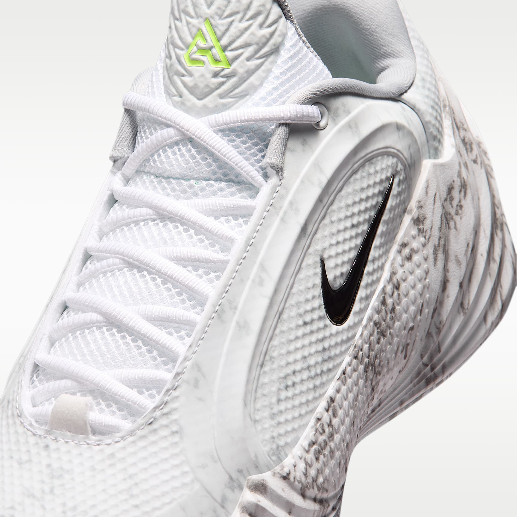 Giannis Freak 8 Basketballschuh – Weiß/Light Smoke Grey/Schwarz/Metallic Silver