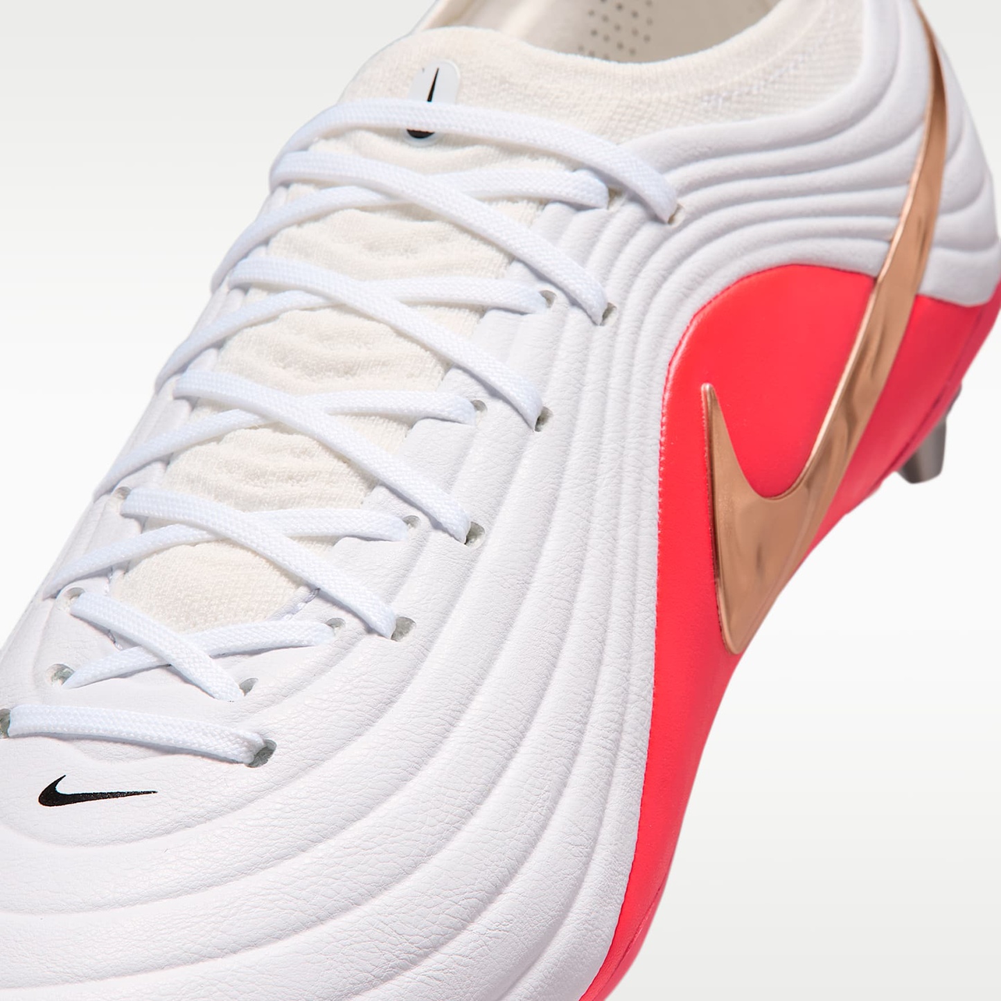 Nike Tiempo Maestro Elite Low Top Fußballschuh für weichen Rasen – Weiß/Bright Crimson/Blur