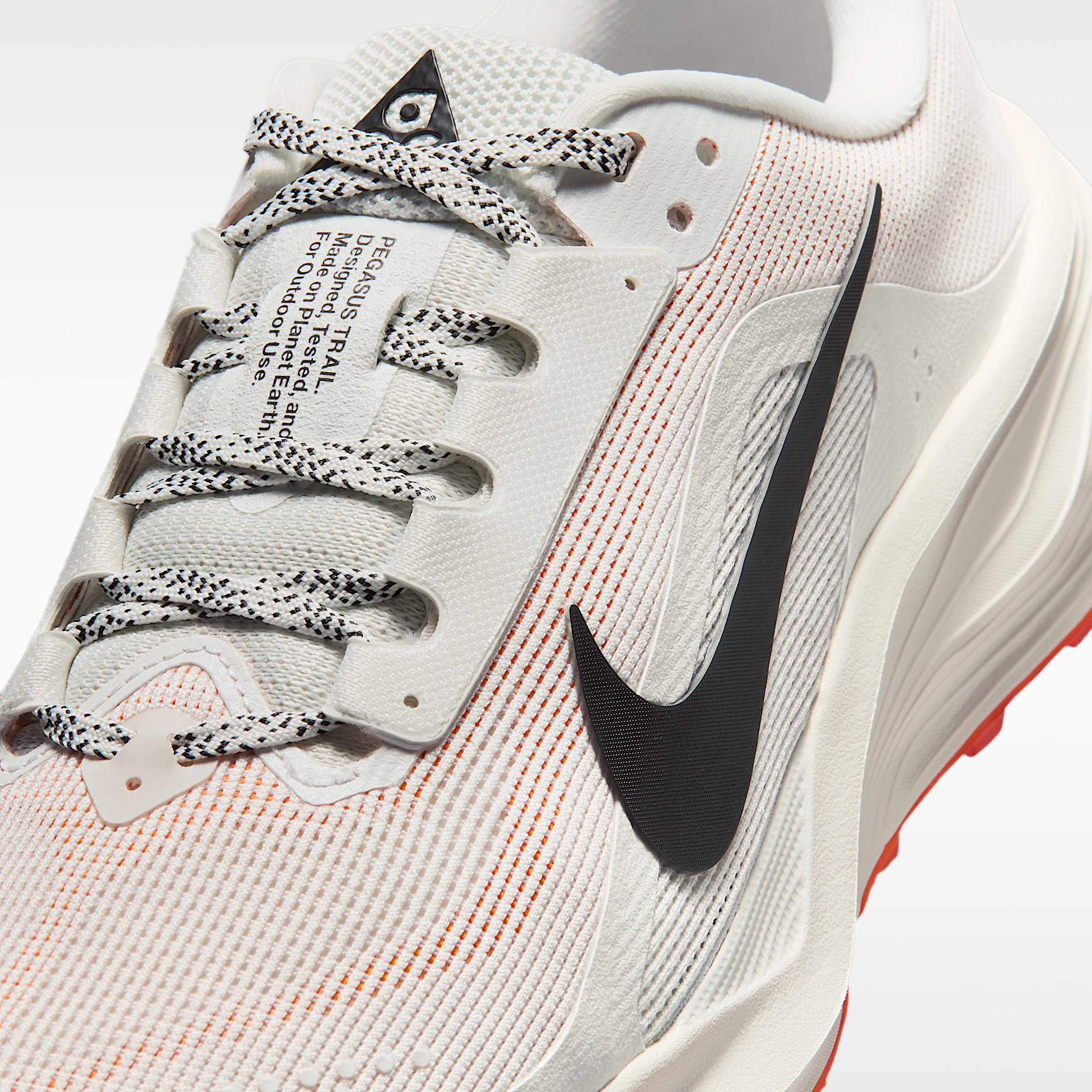 Nike ACG Pegasus Trail Traillaufschuh (Damen) – Summit White/Phantom/Safety Orange/Schwarz