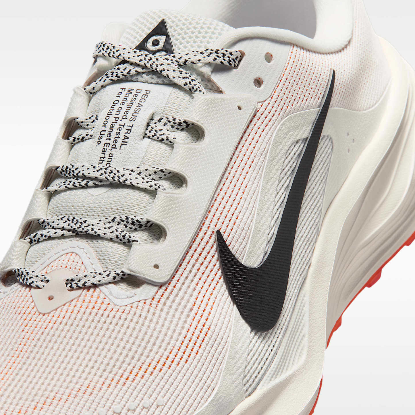 Nike ACG Pegasus Trail Traillaufschuh (Damen) – Summit White/Phantom/Safety Orange/Schwarz