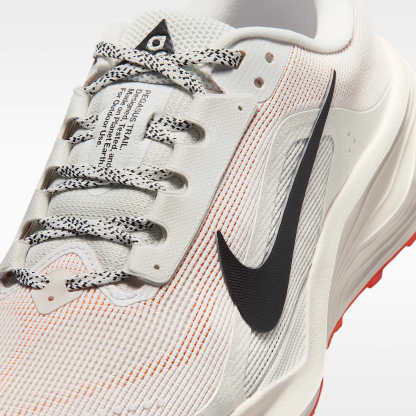 Nike ACG Pegasus Trail Traillaufschuh (Damen) – Summit White/Phantom/Safety Orange/Schwarz