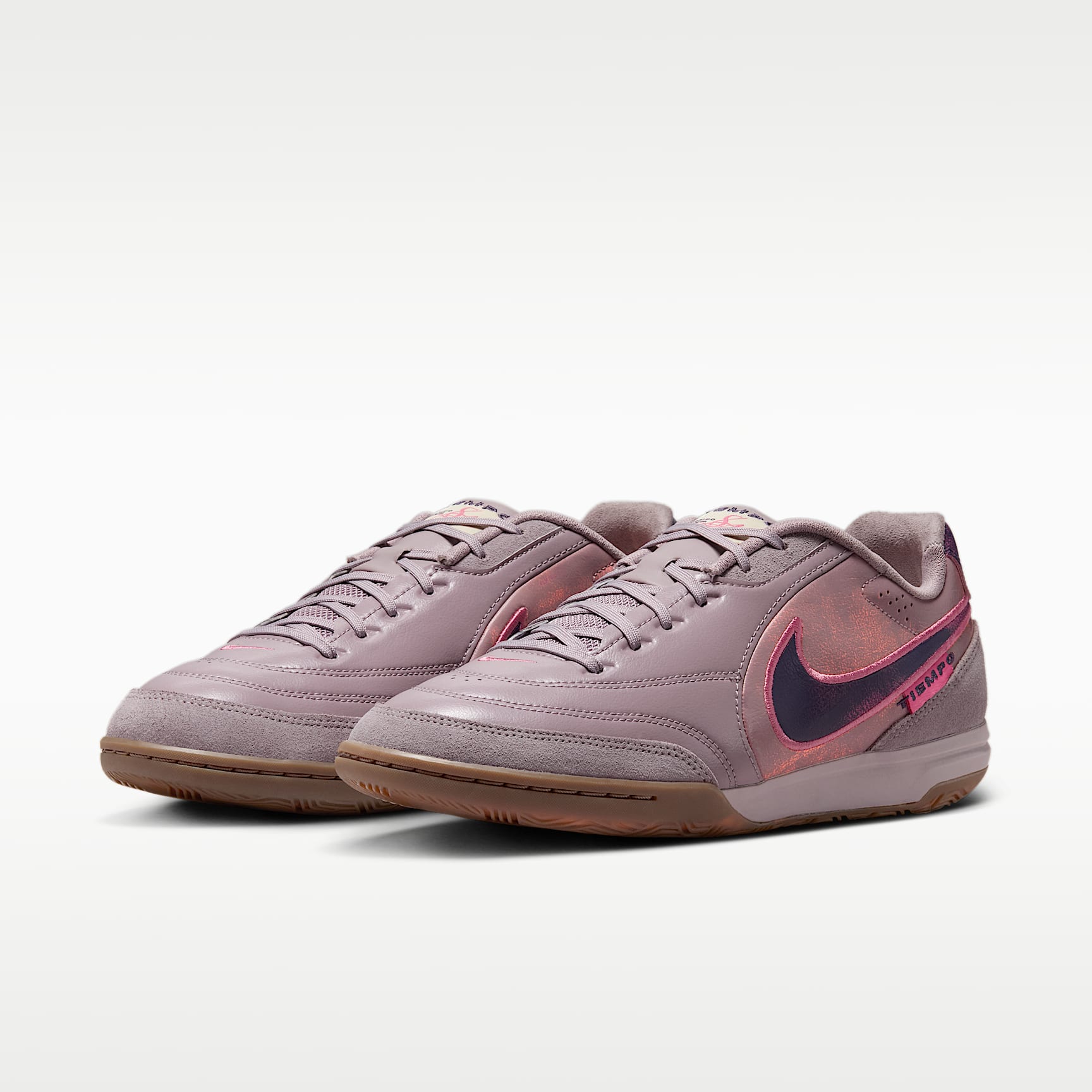 Nike Tiempo Streetgato PRM Low-Top-Fußballschuh für Hallen- und Hartplätze – Light Violet Ore/Gum Dark Brown/Peony