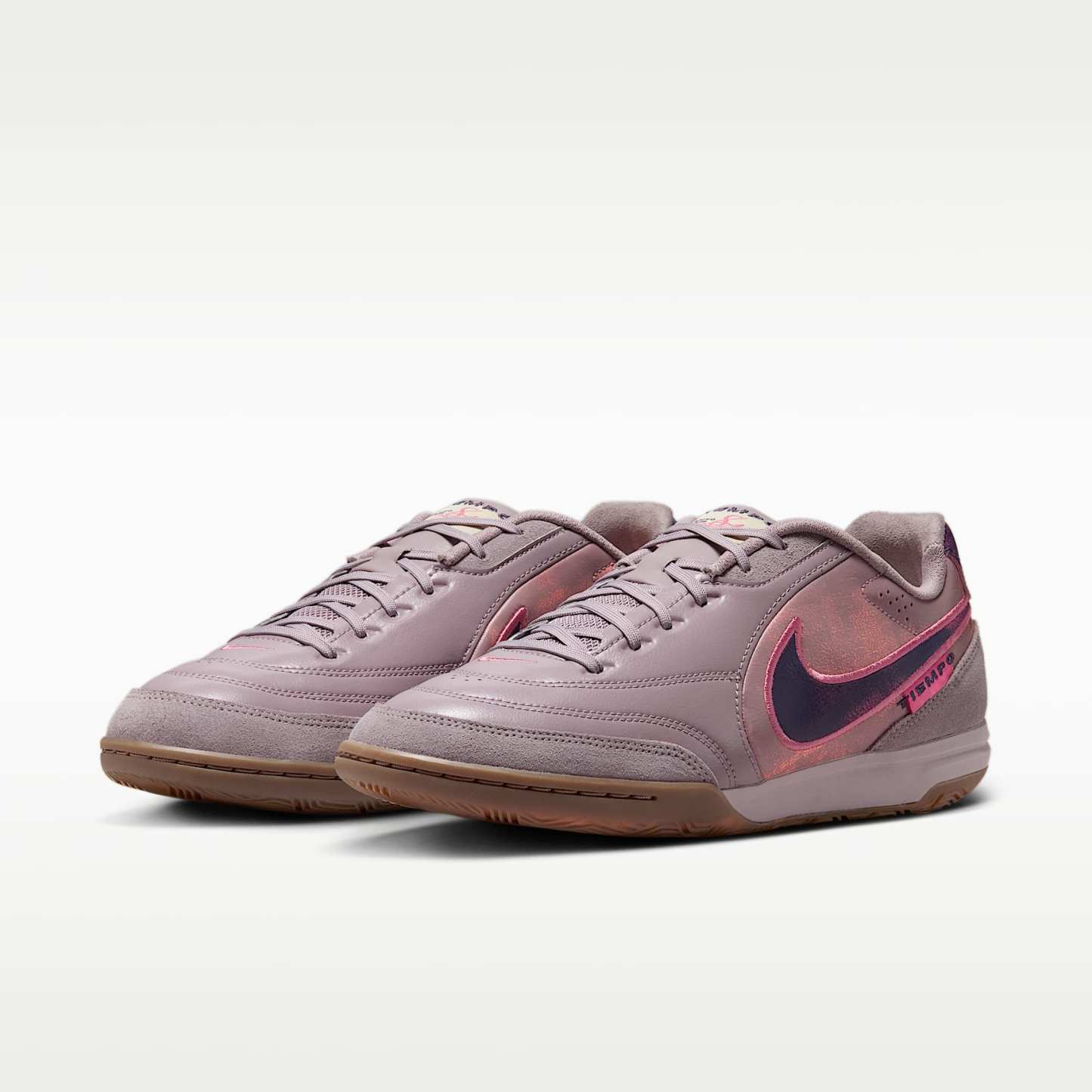 Nike Tiempo Streetgato PRM Low-Top-Fußballschuh für Hallen- und Hartplätze – Light Violet Ore/Gum Dark Brown/Peony