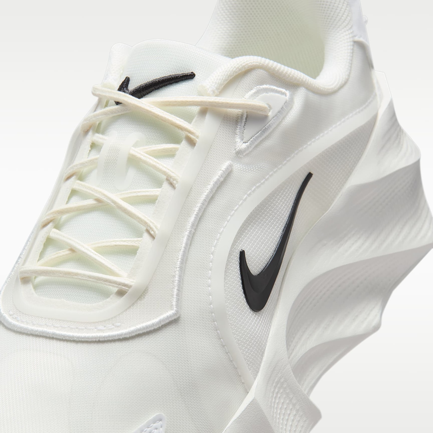 Nike Aura Edge Schuh (Damen) – Summit White/Summit White/Schwarz