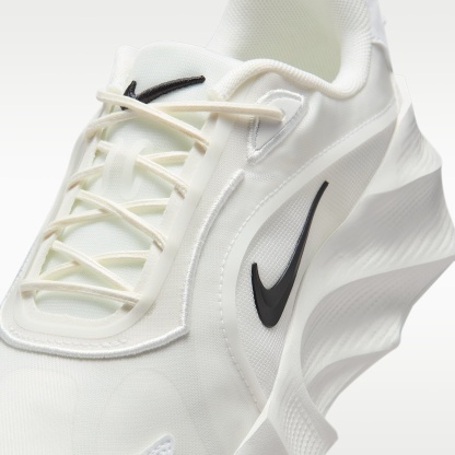 Nike Aura Edge Schuh (Damen) – Summit White/Summit White/Schwarz