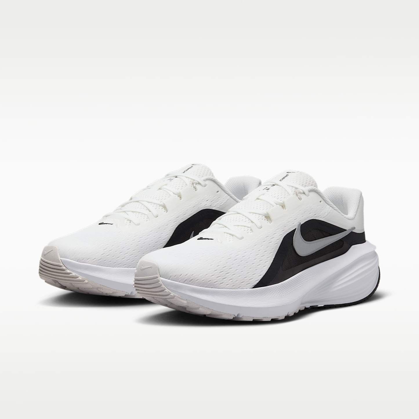 Nike Downshifter 14 Straßenlaufschuh (Herren) – Summit White/Schwarz/Weiß/Metallic Silver