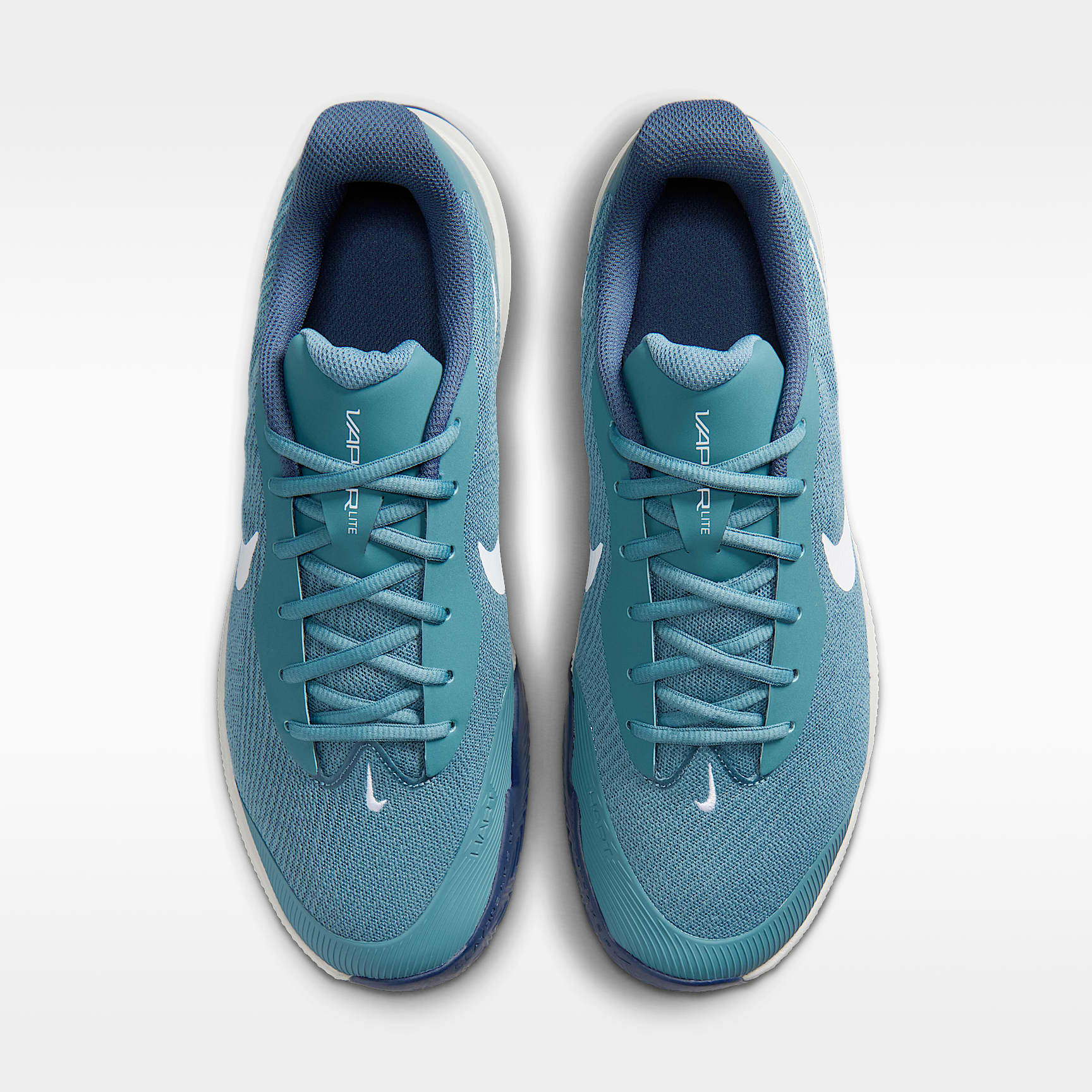 NikeCourt Lite 3 Clay Court Tennisschuh (Herren) – Smokey Blue/Light Bone/New Slate/Weiß