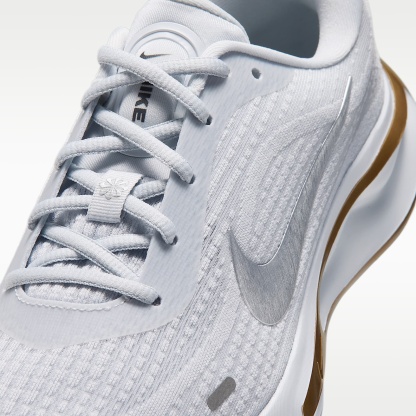 Nike Journey Run Straßenlaufschuh für Damen – Pure Platinum/Metallic Gold/Off White/Metallic Silver