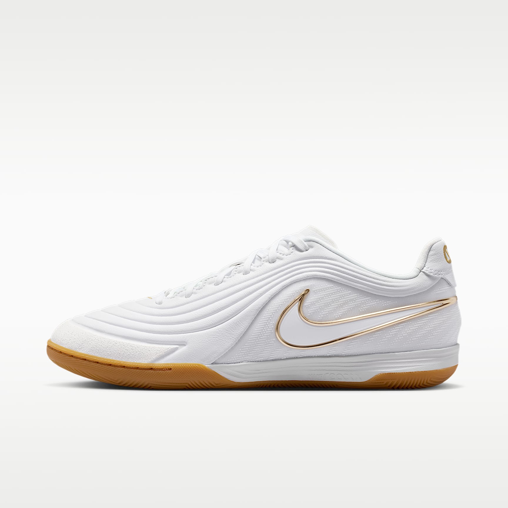 Nike Tiempo Reactgato Low Top Fußballschuh für Hallen- und Hartplätze – Weiß/Metallic Gold