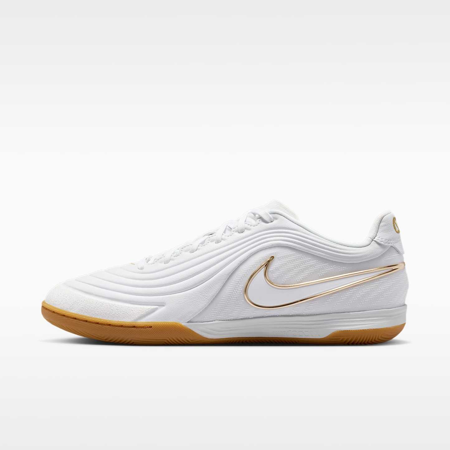 Nike Tiempo Reactgato Low Top Fußballschuh für Hallen- und Hartplätze – Weiß/Metallic Gold