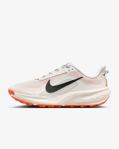 Nike ACG Pegasus Trail Traillaufschuh (Damen) – Summit White/Phantom/Safety Orange/Schwarz