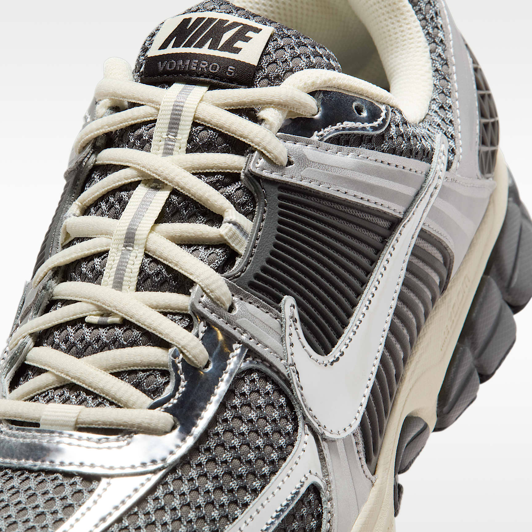 Nike Zoom Vomero 5 Schuh (Herren) – Iron Grey/Metallic Silver/Coconut Milk/Chrome