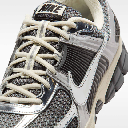 Nike Zoom Vomero 5 Schuh (Herren) – Iron Grey/Metallic Silver/Coconut Milk/Chrome