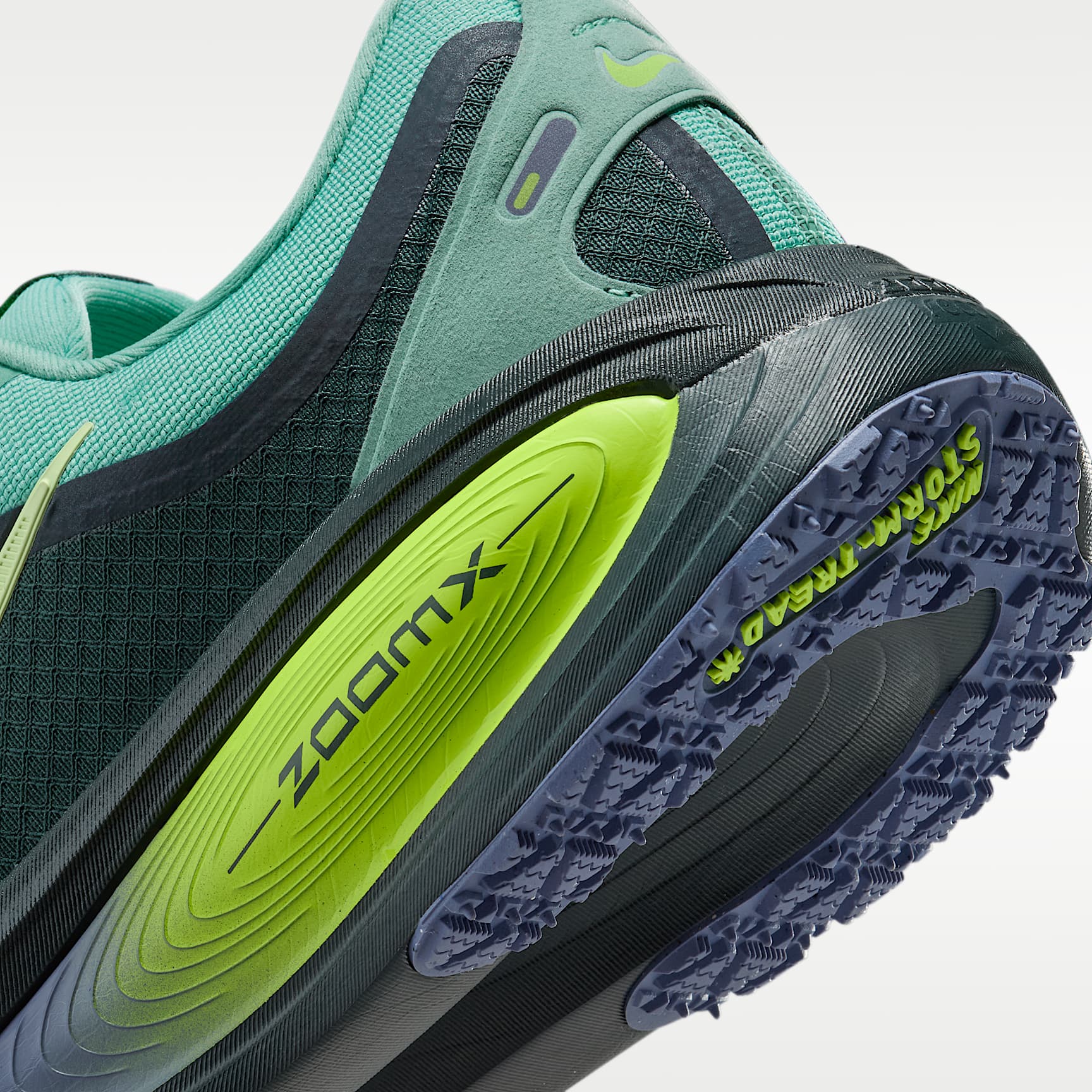Nike Vomero 18 GORE-TEX wasserdichter Straßenlaufschuh mit reflektierenden Akzenten (Herren) – Seaweed/Cannon/Volt/Barely Volt