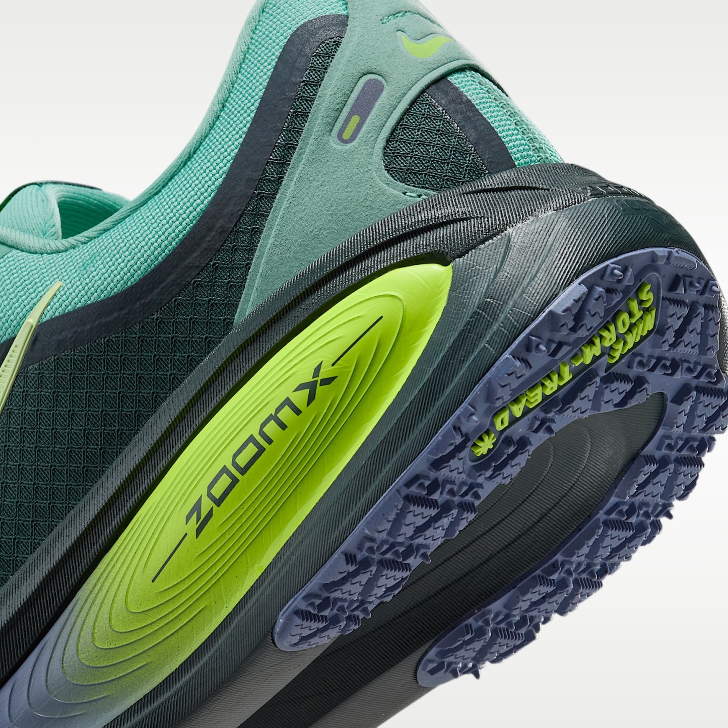 Nike Vomero 18 GORE-TEX wasserdichter Straßenlaufschuh mit reflektierenden Akzenten (Herren) – Seaweed/Cannon/Volt/Barely Volt